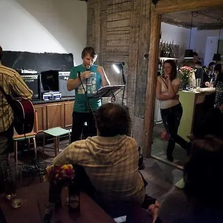 Hostel Chomsky